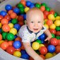 KiddyMoon Baby Pehme Ümmargune Pallimeri 90x30 cm/200 Palli ∅ 7 cm, Pallidega Sertifitseeritud, Valmistatud Euroopas, helehall:kollane/roheline/sinine/punane/oranž hind ja info | Imikute mänguasjad | kaup24.ee
