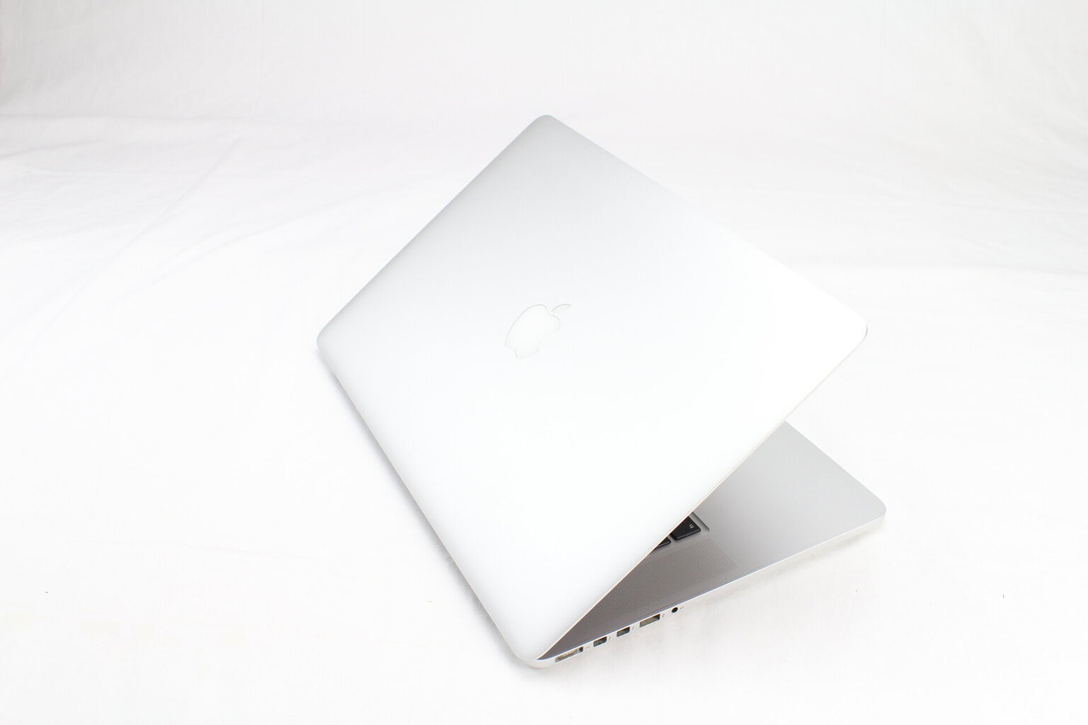 MacBook Pro 2015 Retina 15" - Core i7 2.2GHz / 16GB / 256GB SSD / SWE / Silver (kasutatud, seisukord A) hind ja info | Sülearvutid | kaup24.ee