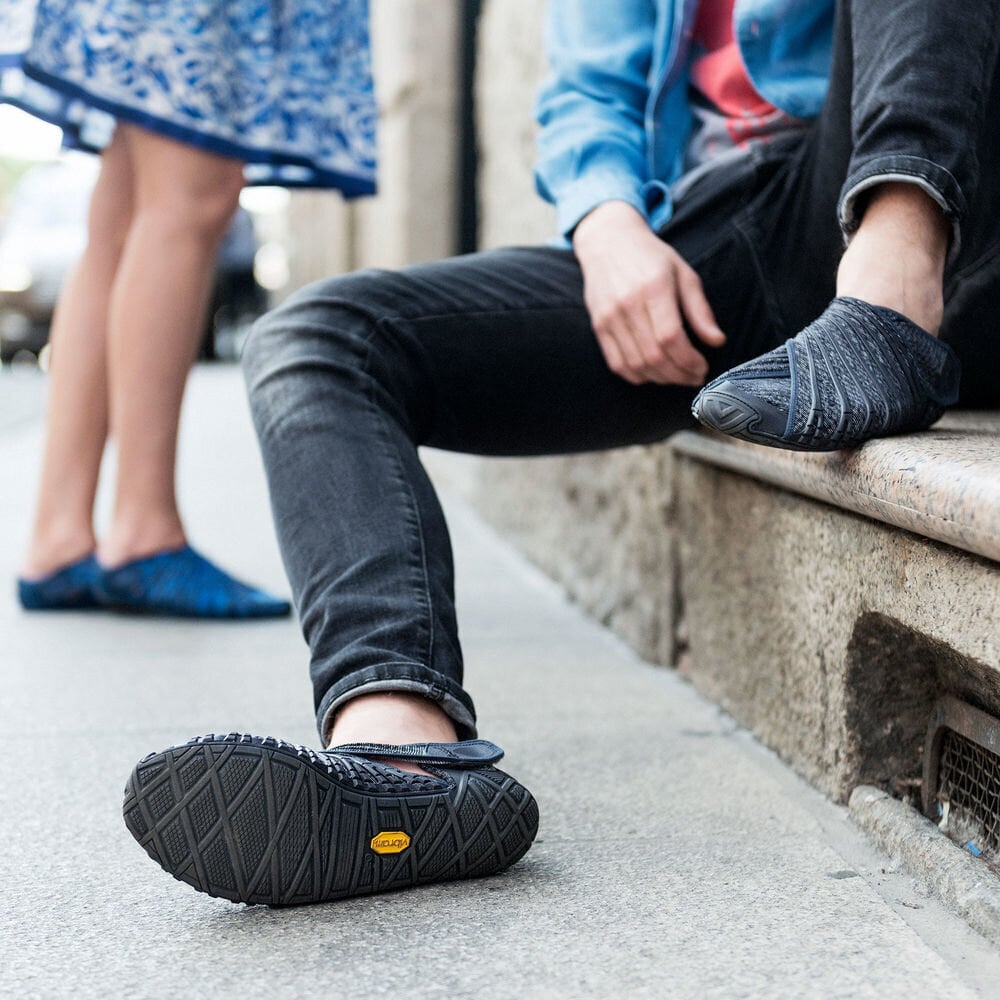 Naiste spordi ja vabaajajalatsid Vibram Furoshiki Dark Jeans, kerged, hallid цена и информация | Ujumissussid | kaup24.ee