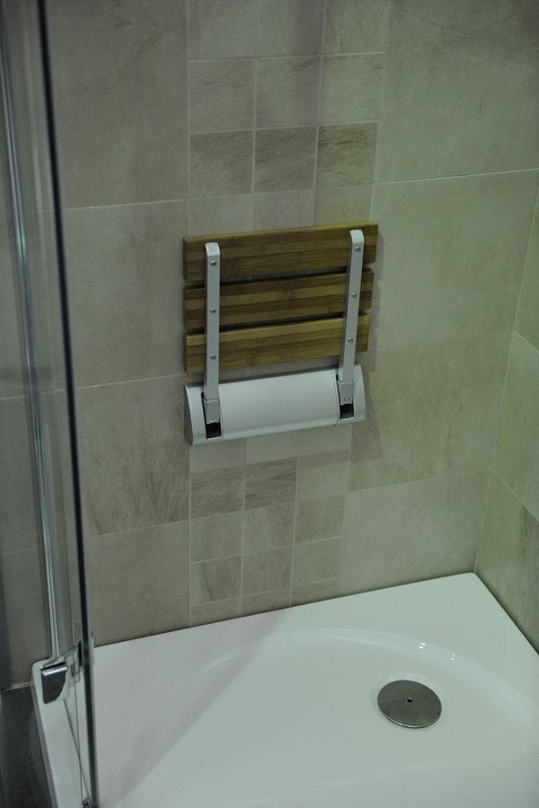 Kokkupandav dušiiste 32x32 cm, bambusest hind ja info | Vannitoaseadmed puuetega inimestele | kaup24.ee