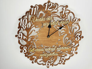 Деревянные настенные резные часы для родителей с надписью “Vecāki var aizvietot visus, bet viņus nekad neviens neaizvietos.” цена и информация | Оригинальные часы | kaup24.ee