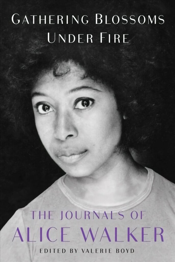 Gathering Blossoms Under Fire: The Journals of Alice Walker, 1965-2000 цена и информация | Elulooraamatud, biograafiad, memuaarid | kaup24.ee