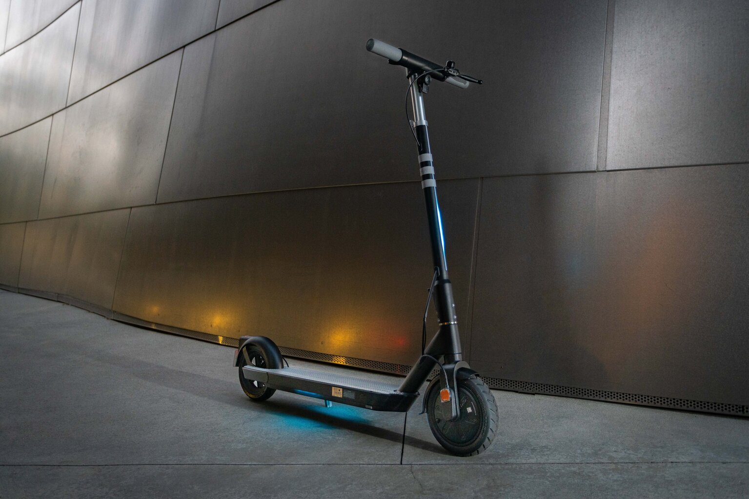 Elektriline tõukeratas, E-Scooter OKAI Neon LED, 25 km / h, must цена и информация | Elektritõukerattad | kaup24.ee