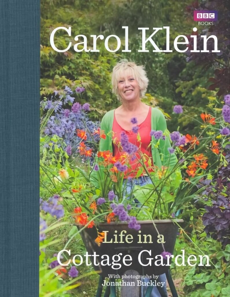 Life in a Cottage Garden: a delightful, personal account of a year spent delighting in and cherishing a beautiful garden from the BBC's Carol Klein hind ja info | Aiandusraamatud | kaup24.ee