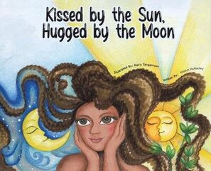 Kissed by the Sun, Hugged by the Moon hind ja info | Väikelaste raamatud | kaup24.ee