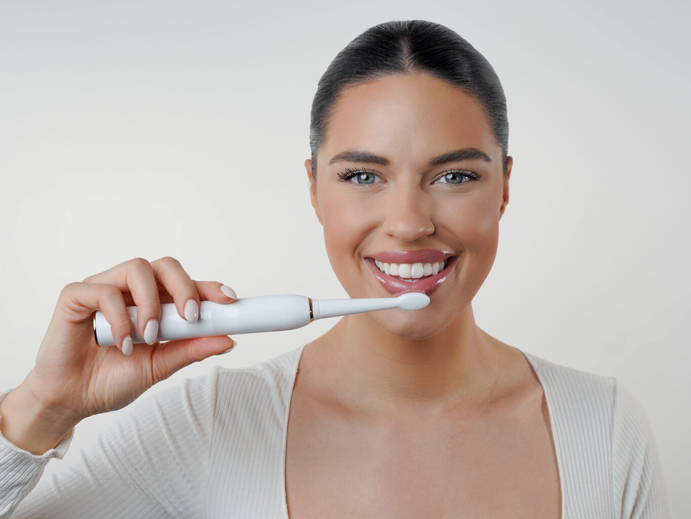 Elektriline hambahari MySmile One + 4 otsakut, valge hind ja info | Elektrilised hambaharjad | kaup24.ee