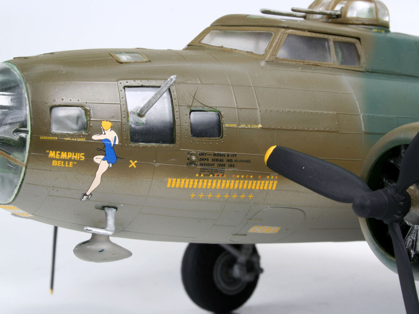 Plastmassist lennuk Revell B-17F Memphis Belle, roheline цена и информация | Poiste mänguasjad | kaup24.ee