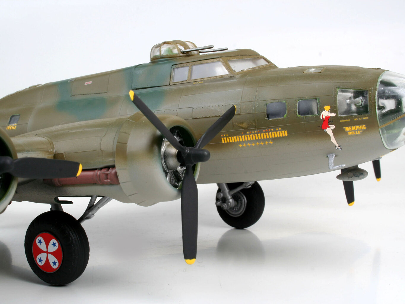 Plastmassist lennuk Revell B-17F Memphis Belle, roheline цена и информация | Poiste mänguasjad | kaup24.ee