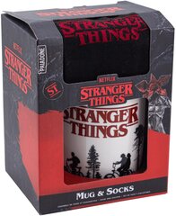 Stranger Things Logo kruus ja sokid kinkekomplekt цена и информация | Атрибутика для игроков | kaup24.ee