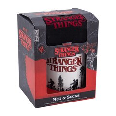 Stranger Things Logo kruus ja sokid kinkekomplekt цена и информация | Атрибутика для игроков | kaup24.ee