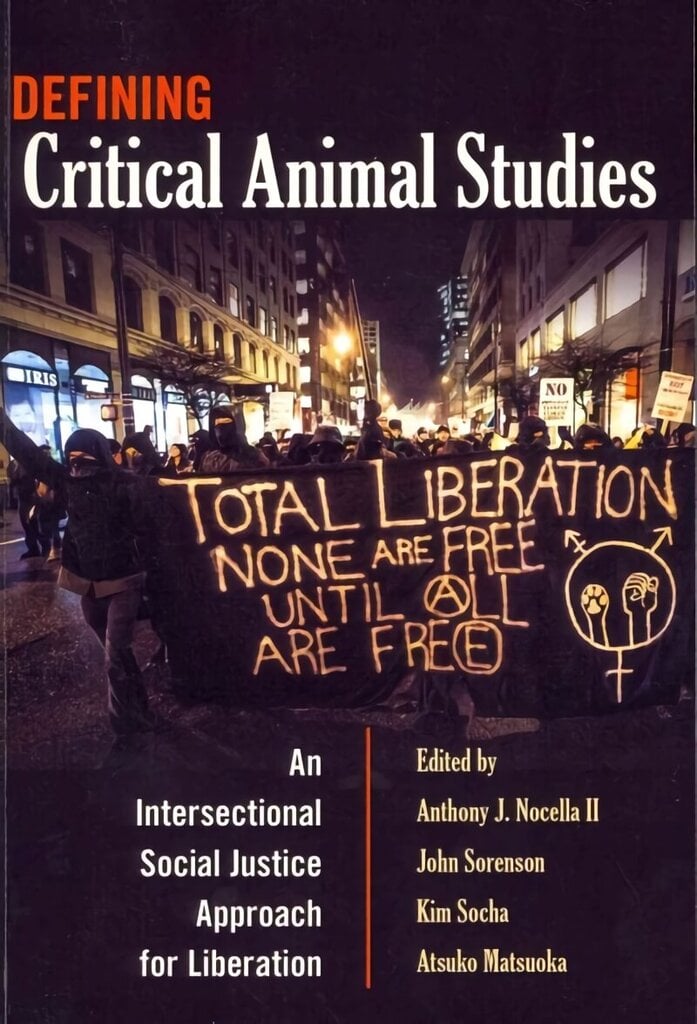 Defining Critical Animal Studies: An Intersectional Social Justice Approach for Liberation New edition цена и информация | Ühiskonnateemalised raamatud | kaup24.ee