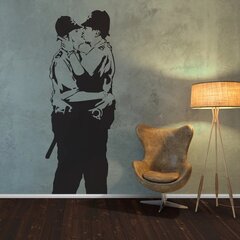 Виниловый стикер на стену Banksy граффити поцелуй полицейских - 160 х 73 см цена и информация | Декоративные наклейки | kaup24.ee