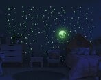 Pimedas Kuu seina seinal olev vinüülkleebis ja tähed peegeldavad tähekujunduse kleebist