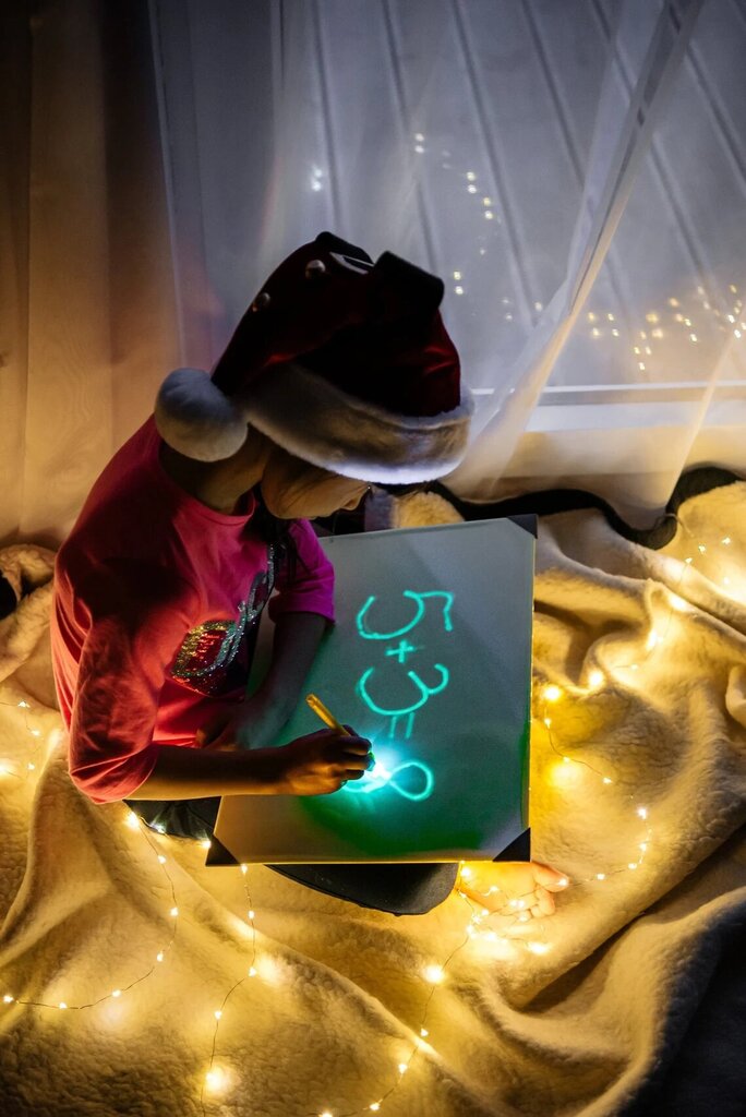 Pimedas helendav neoonefektiga joonistustahvel LED-tahvel meelelahutus ja kingitused lastele – A4 (21 x 30 cm) hind ja info | Seinakleebised | kaup24.ee