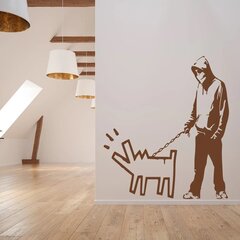 Pruun vinüülist seinakleebis Banksy koeraga jalutamise sisekujundus – 88 x 100 cm цена и информация | Декоративные наклейки | kaup24.ee