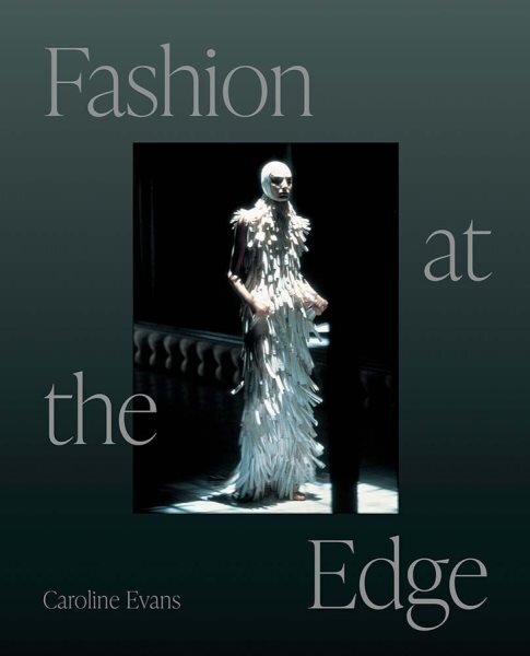 Fashion at the Edge цена и информация | Kunstiraamatud | kaup24.ee