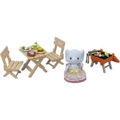 Аксессуары для кукольного домика Sylvanian Families Девочка-слоник и ее набор для пикника цена и информация | MUST Металлическая бутылочка с Ярким рисунком (без BPA) (500ml) для мальчиков от 3+ лет Серая с Машинкой | kaup24.ee