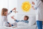 Акварельный Стикер Весёлое Солнце - Радостный стикер для Детской - Украшение для Детской Комнаты - 50 x 50 см