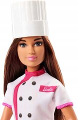 Kirjeldus Barbie nukk armastab on klopsima maitsev kohtleb professionaalne saia kokk! Alati valmis proovima uusi retsepte, ta on riietatud oma vormirõivastega, koos koka jope ja mütsiga. Siia kuulub ka magus cupcake plaadil teenindada oma klientidele. Lap цена и информация | Игрушки для девочек | kaup24.ee
