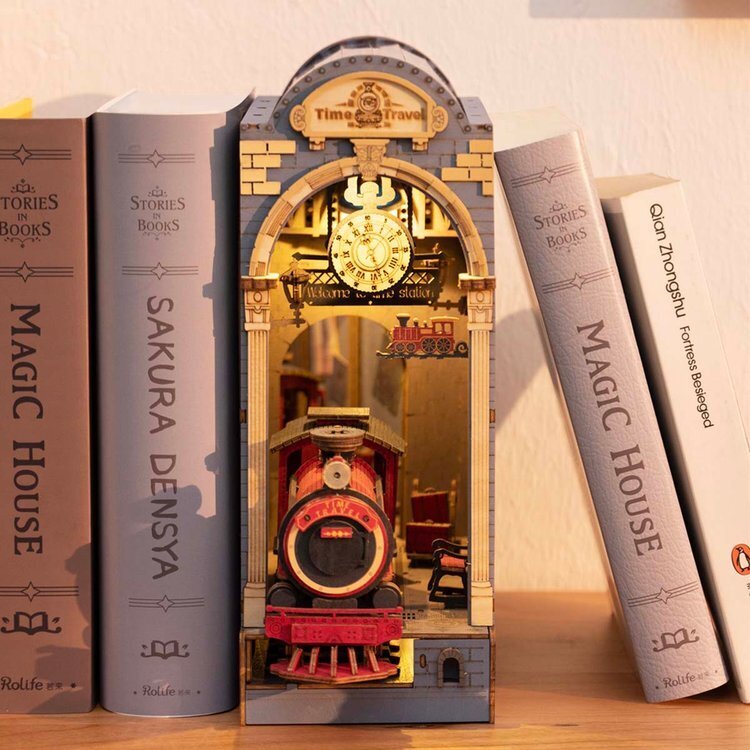 Puidust kokkupandav miniatuur - Time Travel Book nook kit RDS006e цена и информация | Klotsid ja konstruktorid | kaup24.ee