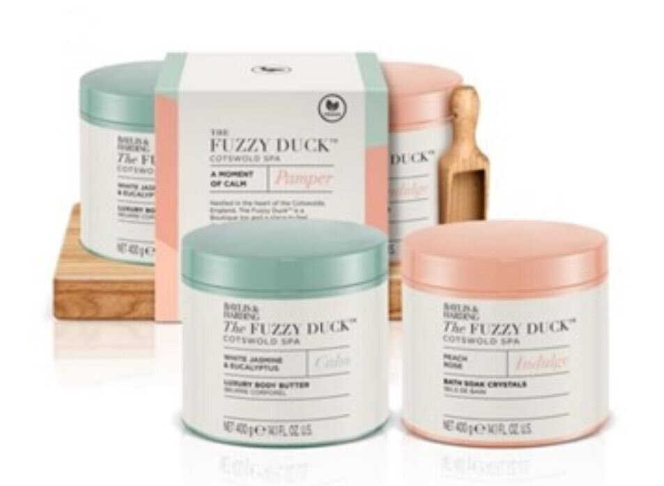 Kosmeetikakomplekt Baylis & Harding The Fuzzy Duck Cotswold Spa A Moment of Calm: vannikristallid, 400 g + kehavõi, 400g + puukulp hind ja info | Kehakreemid, losjoonid | kaup24.ee