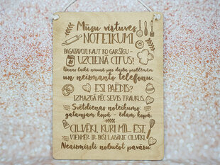 Деревянная декоративная доска с гравировкой «Mūsu virtuves noteikumi» цена и информация | Другие оригинальные подарки | kaup24.ee
