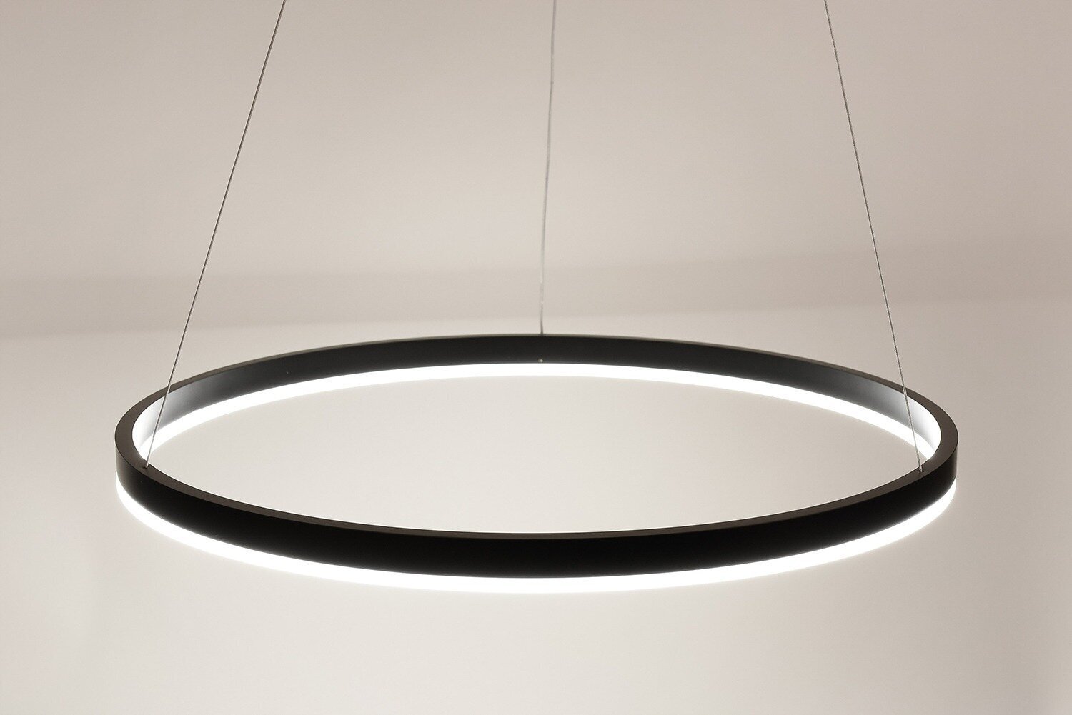 Rippuv LED-lamp, must-valge цена и информация | Rippvalgustid | kaup24.ee