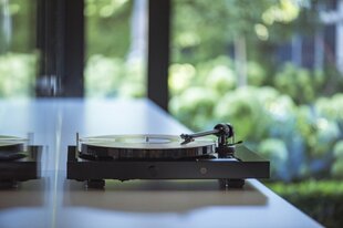 Pro-Ject JukeBox E1 + piano OM5e plaadimängija, All-in-one / Plug and Play süsteem Bluetoothiga, punane hind ja info | Vinüülplaadimängijad ja grammofonid | kaup24.ee