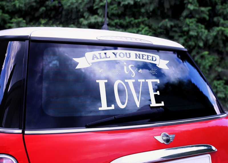 Pulmaauto dekoratsioon - kleeps All you need is love 33x45 cm hind ja info | Peokaunistused | kaup24.ee