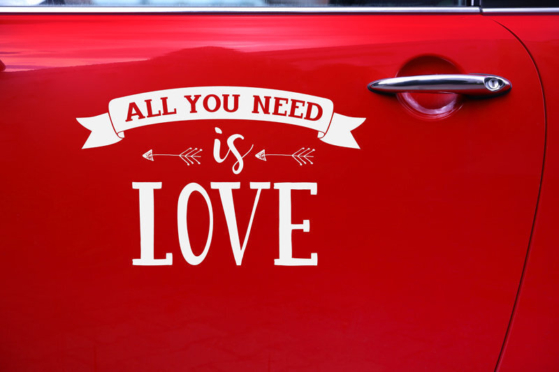 Pulmaauto dekoratsioon - kleeps All you need is love 33x45 cm hind ja info | Peokaunistused | kaup24.ee