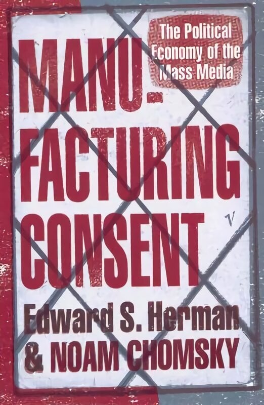 Manufacturing Consent: The Political Economy of the Mass Media цена и информация | Ühiskonnateemalised raamatud | kaup24.ee