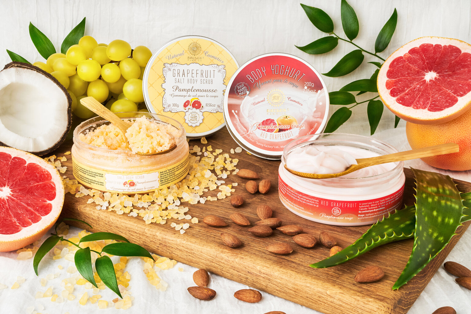 Kinkekomplekt (Soolakoorija 300g + Kehajogurt 200g + Dušigeel 200ml + Vannipallid 145g) GRAPEFRUIT Saules Fabrika цена и информация | Kehakoorijad | kaup24.ee