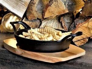 Fissman чугунная сковорода с ручками и деревяной подставкой, 18 x 4,5 см цена и информация | Формы, посуда для выпечки | kaup24.ee