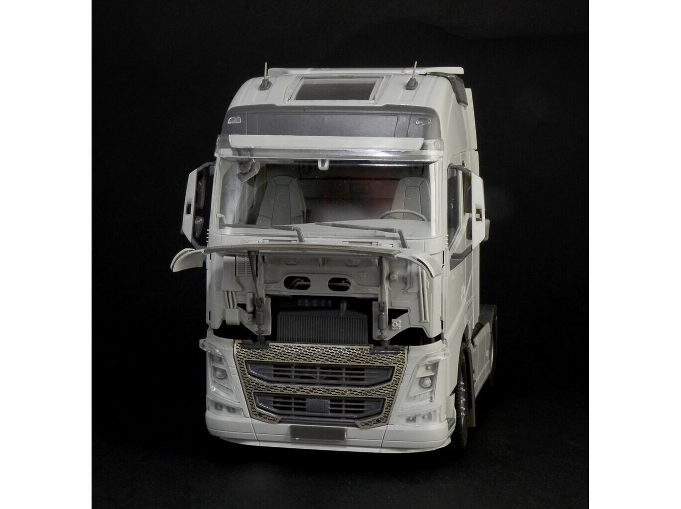 Italeri - Volvo FH16 Globetrotter XL, 1/24, 3940 цена и информация | Klotsid ja konstruktorid | kaup24.ee