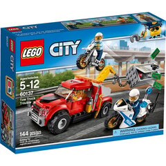 Lego City 60137 Побег на буксировщике цена и информация | Конструкторы и кубики | kaup24.ee