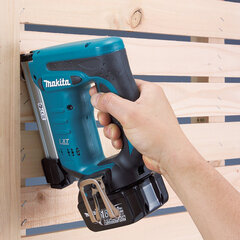 Степлер Makita 18V DST221Z, без аккумулятора и зарядного устройства цена и информация | Механические инструменты | kaup24.ee