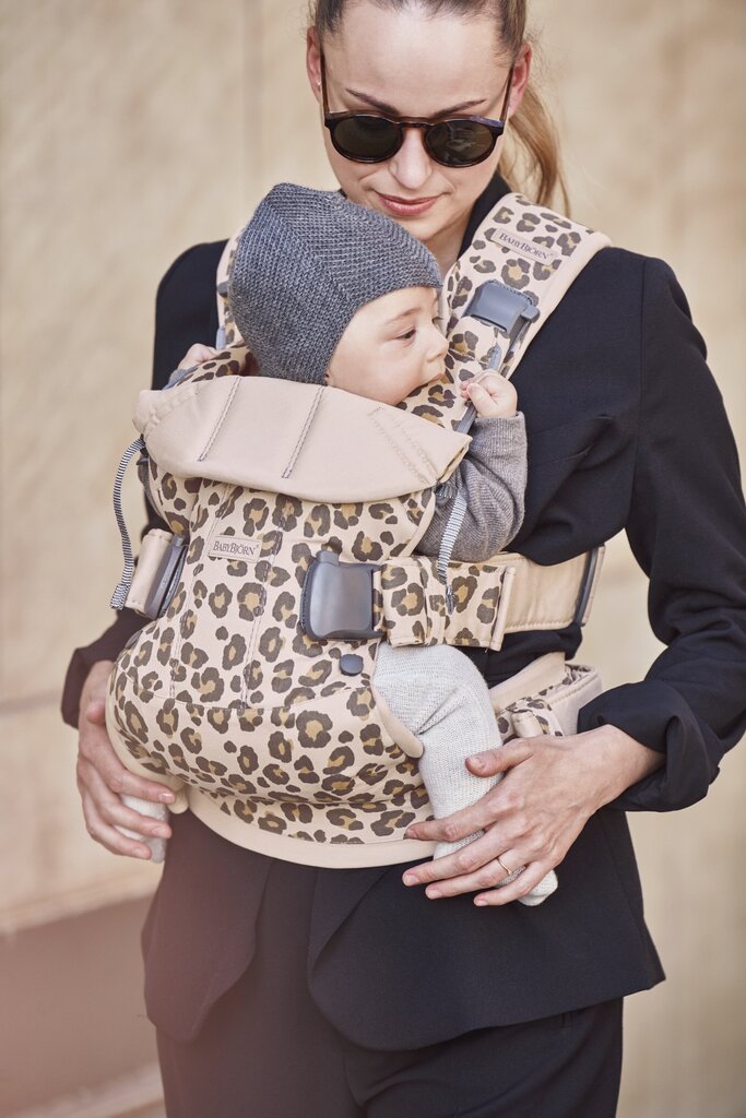 Babybjörn kandekott One Cotton, beige/leopard, 98075 цена и информация | Kõhukotid | kaup24.ee