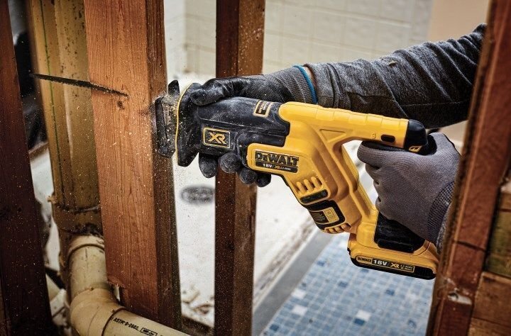 Dewalt lineaarsaag 18V Li-lon 2x5,0Ah (DCS367P2) цена и информация | Elektrilised saed, mootorsaed ja tarvikud | kaup24.ee