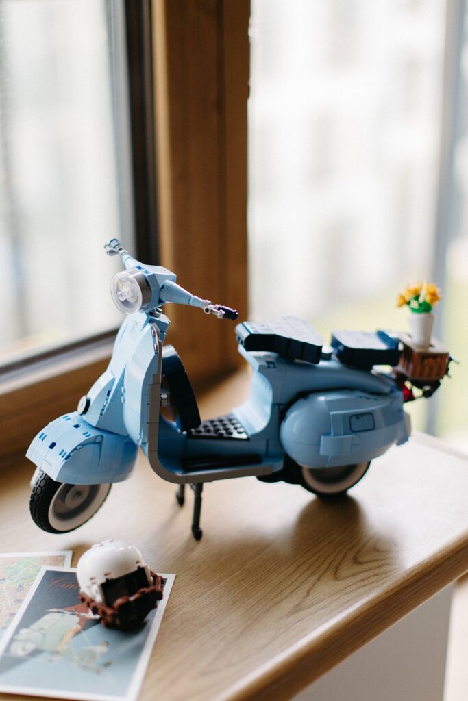 10298 LEGO® Icons Vespa 125 цена и информация | Klotsid ja konstruktorid | kaup24.ee