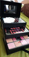 <p>Комплект декоративной косметики Makeup Trading Beauty Case</p>

<p><strong>В комплекте:</strong></p>

<ul>
	<li>45 оттенков теней для век;</li>
	<li>12 оттенков блеска для губ;</li>
	<li>8 оттенков румян;</li>
	<li>2 помады;</li>
	<li>2 блеска для губ;</li>
	<li>2 карандаша для губ;</li>
	<li>6 аппликаторов;</li>
	<li>3 кисти для губной помады;</li>
	<li>1 большая кисть;</li>
	<li>зеркало.</li>
</ul>

<p>Размеры: 23,0 х 14,5 х 15,7 см</p>
 цена