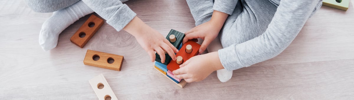 lapsed mängivad maas klotsidega