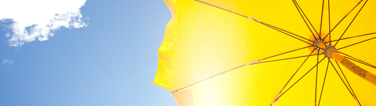 kollane päikesevari kaitseb terrassil kuuma päikese eest