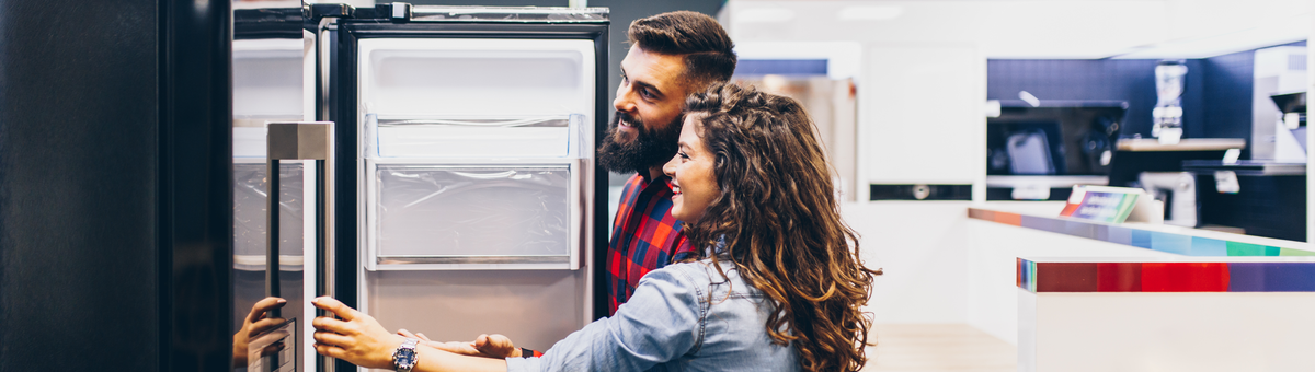 пара выбирает качественный холодильник от самого популярного производителя