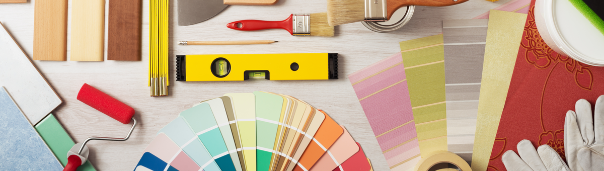 инструменты для окраски стен на столе - валик, кисти, метр, перчатки, обои, краски