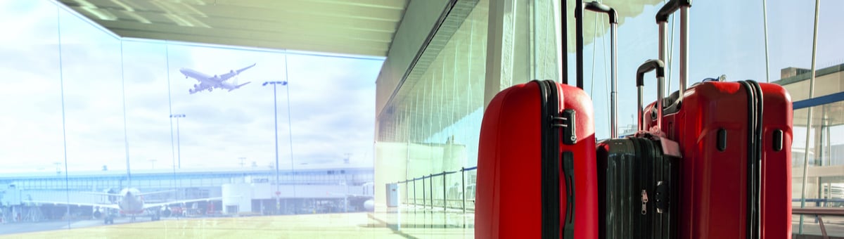 punased kohvrid lennujaamas