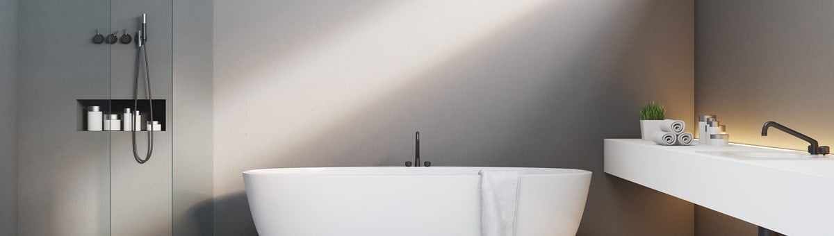 hubaselt valgustatud vannituba koos vanni ja dušiga