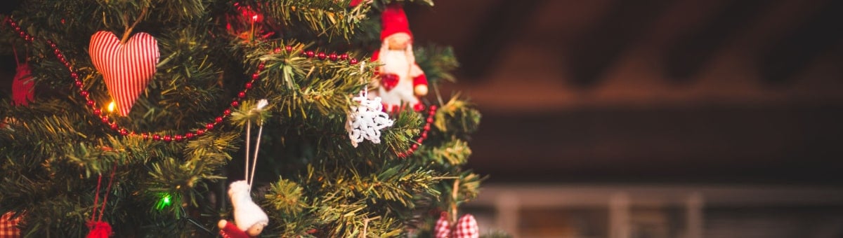 украшенная рождественская елка